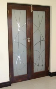 curved-lines-on-door